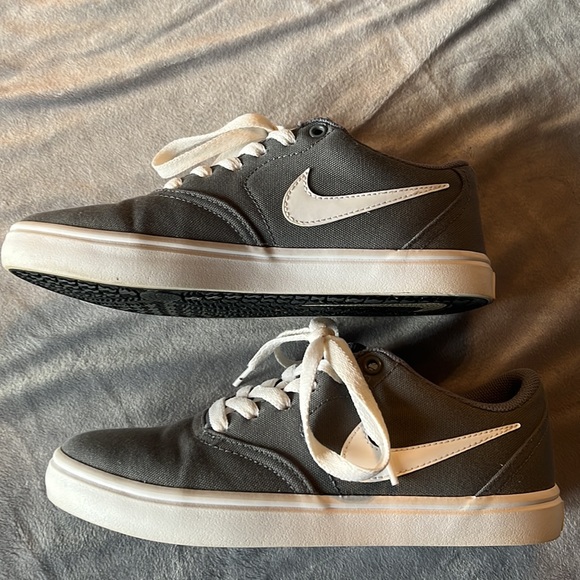Women’s Nike SB shoes - Picture 3 of 6